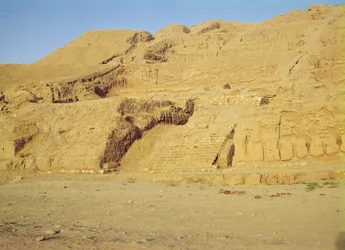 Vue des marches, terrasses et temple zoroastrien